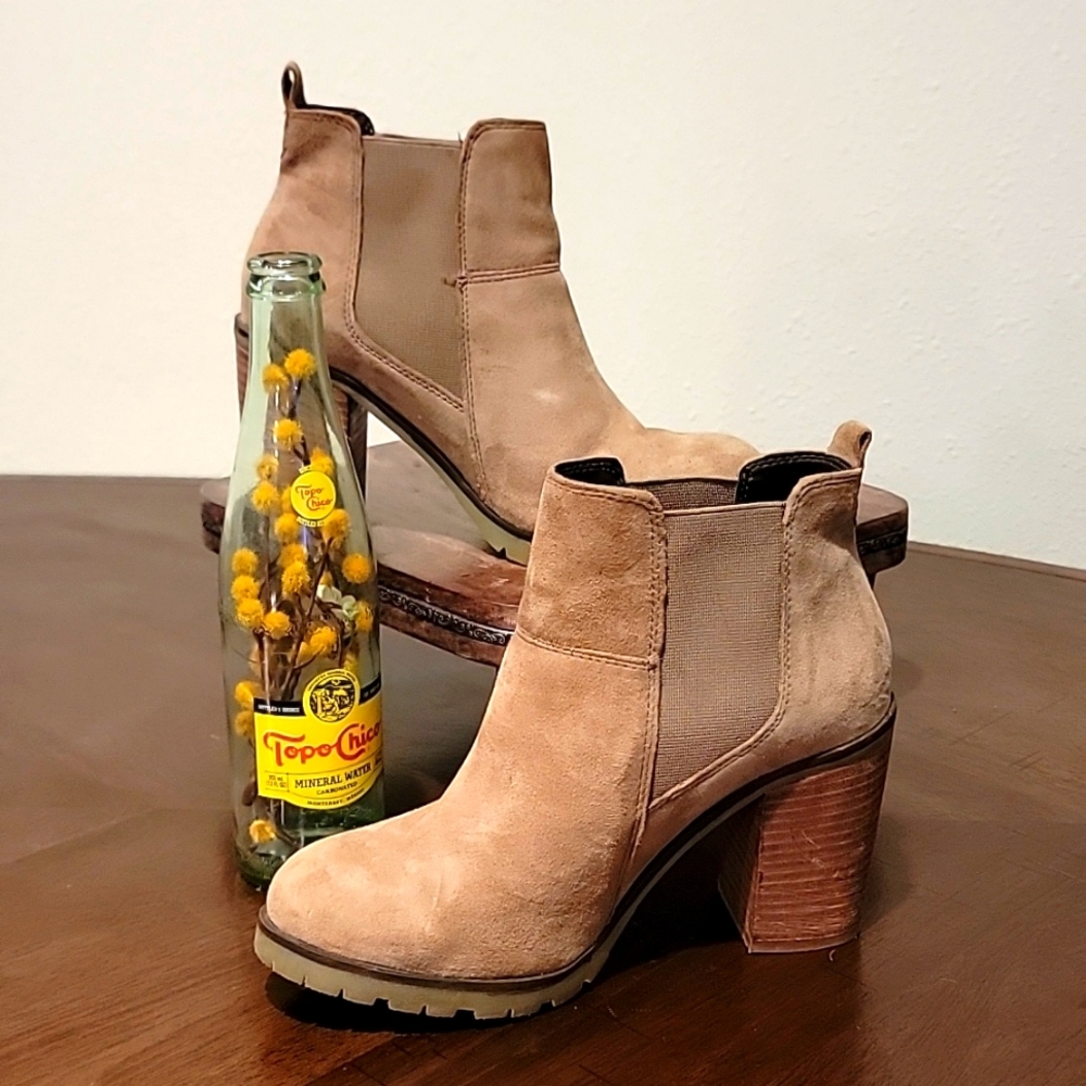 Crevo Dark Taupe Suede Bootie sz 7